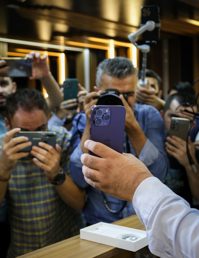 Photo of a group holding a meeting in a Splitanglobal container office